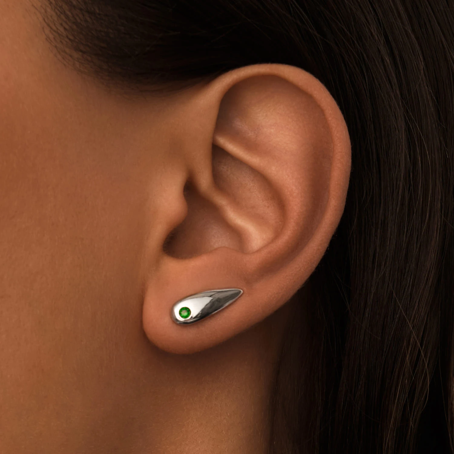 Серебряные серьги-клаймберы с зеленым фианитом