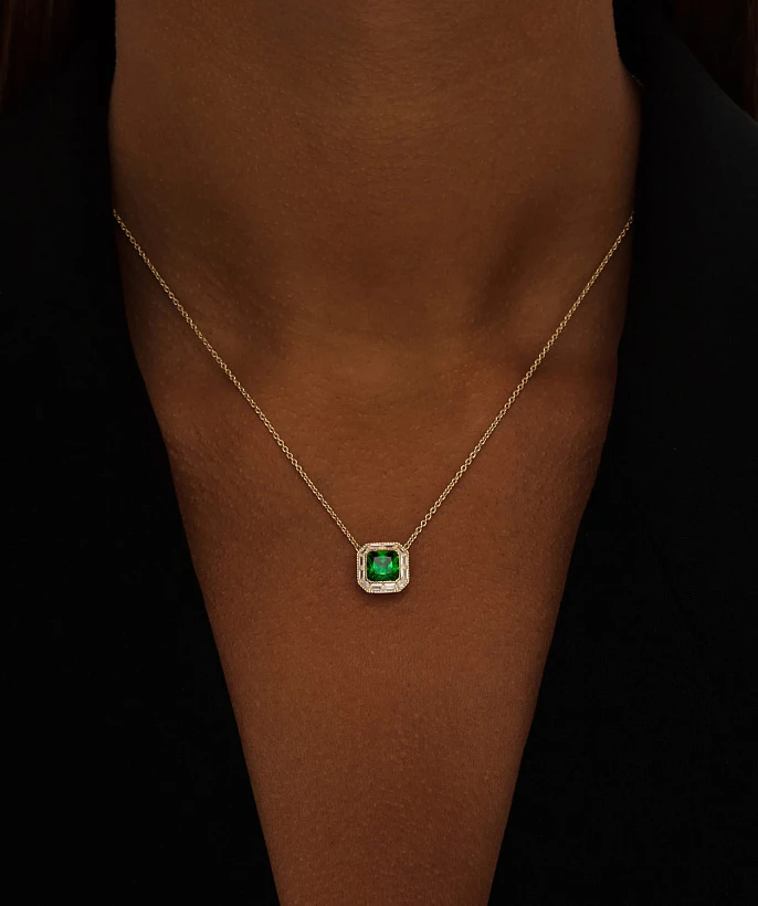 Серебряное колье с зеленым фианитом в покрытии желтое золото