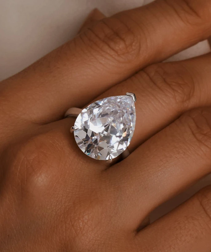 Коктейльное кольцо из серебра с фианитом Груша