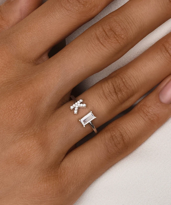 Серебряное кольцо с буквой K с фианитами MIESTILO