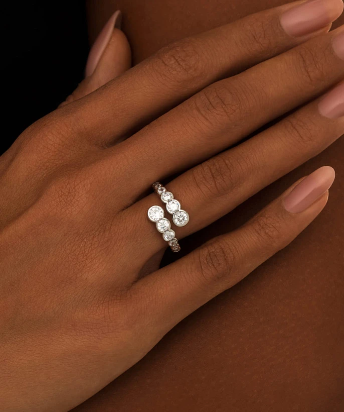 Серебряное разомкнутое кольцо с фианитами в огранке Круг