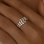 Серебряное кольцо с фианитами в форме веточки MIESTILO