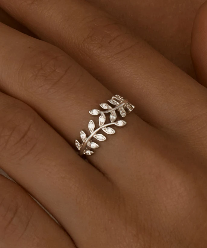 Серебряное кольцо с фианитами в форме веточки MIESTILO