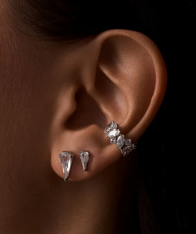 Серебряные серьги-пусеты с фианитами в огранке Грейс