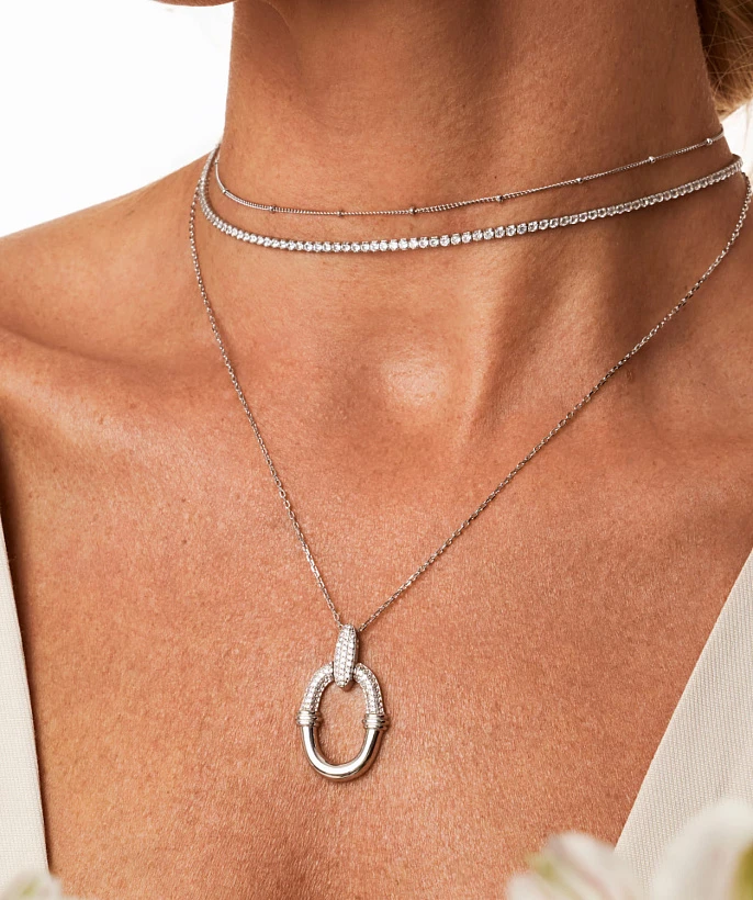 Серебряное колье с крупной овальной подвеской с фианитами