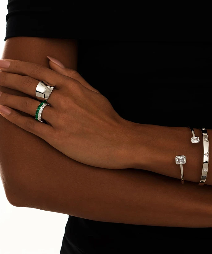 Серебряное двойное кольцо с зелеными и белыми камнями