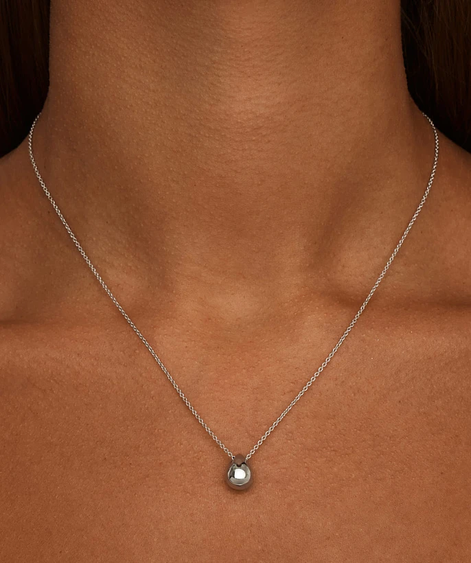 Серебряное колье с подвеской-каплей