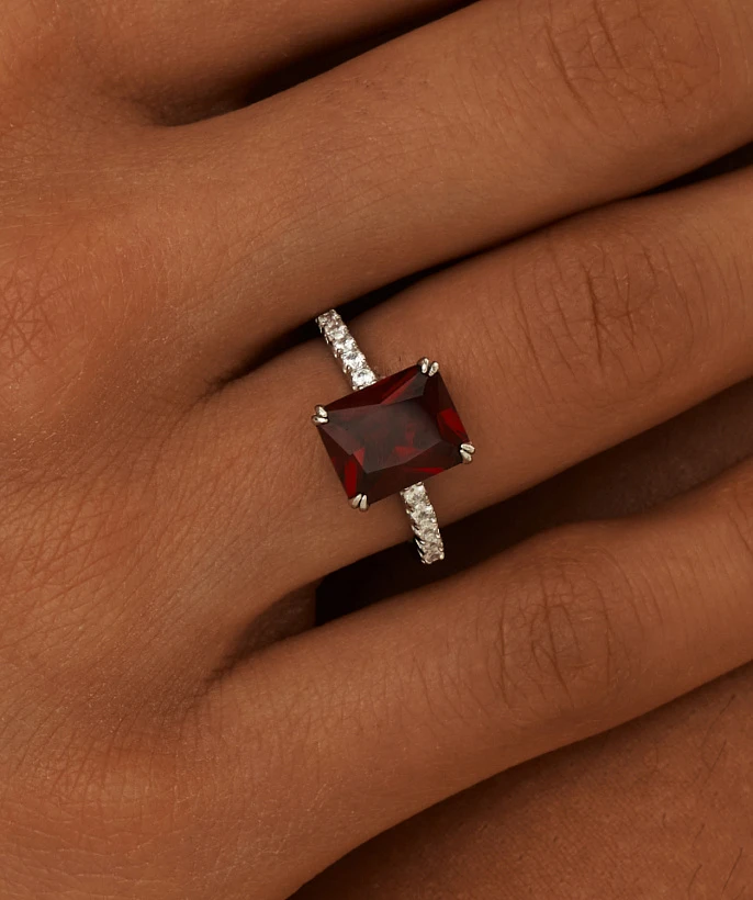 Серебряное кольцо с красным камнем