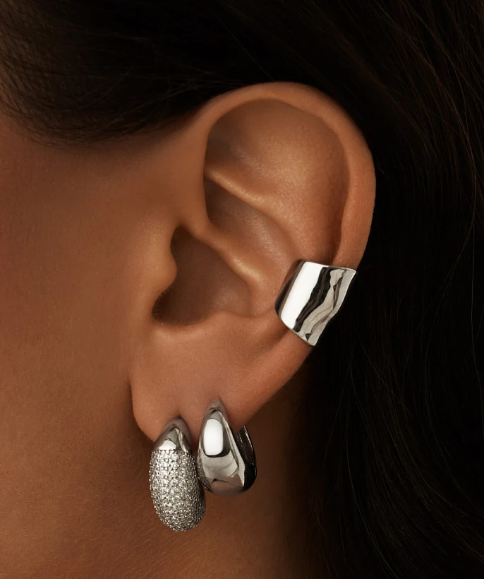 Серебряные дутые серьги с фианитами