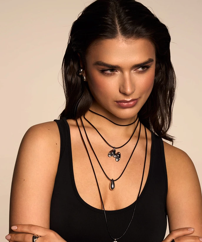 Колье на кожаном шнурке с серебряной подвеской в форме капли