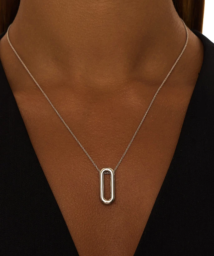 Колье из серебра с фактурным овалом и фианитами