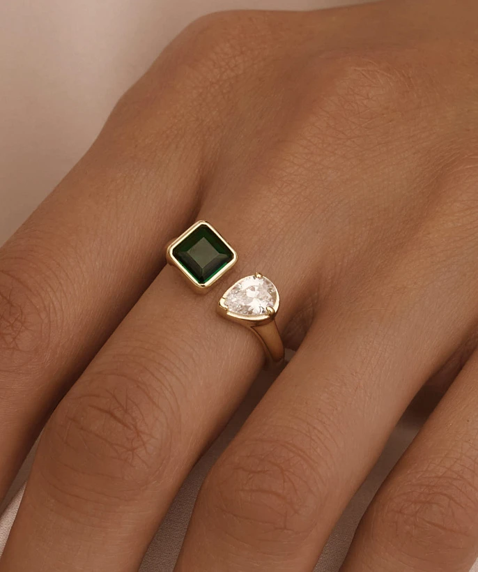 Позолоченное кольцо с фианитами в огранках квадрат и груша MIESTILO 