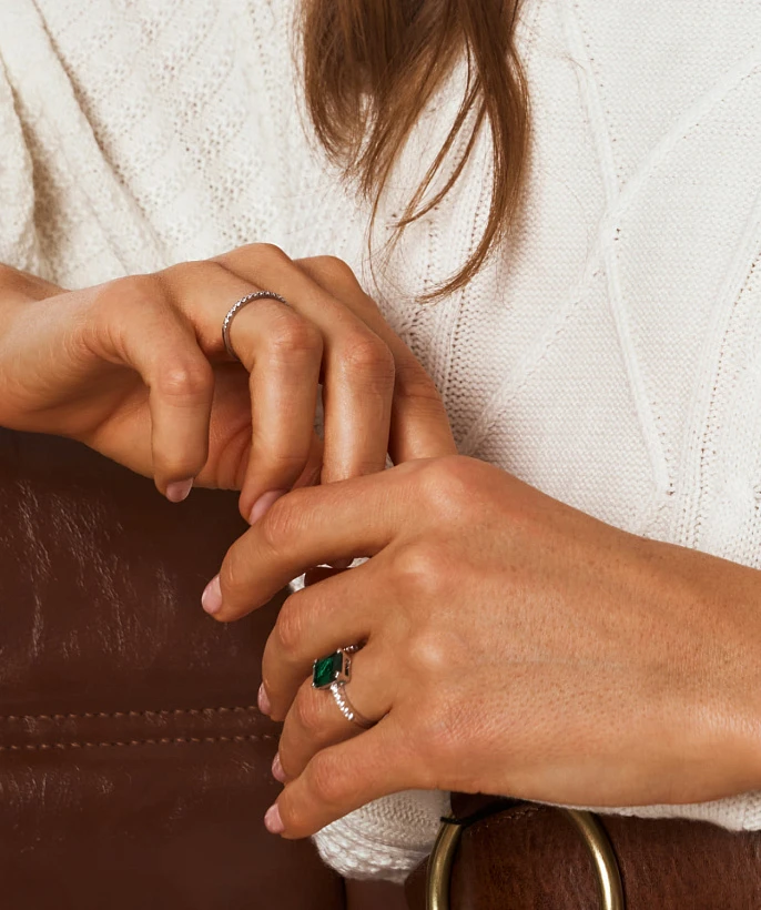 Серебряное кольцо с зеленым камнем