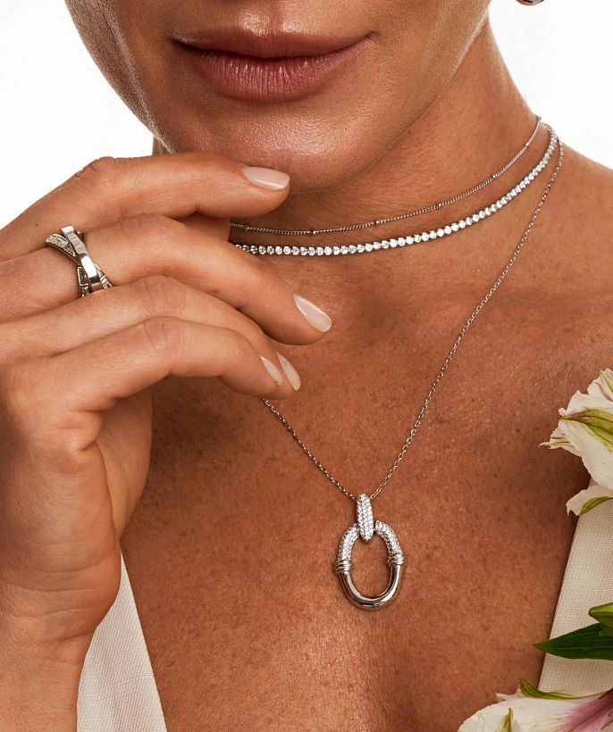 Серебряное колье с крупной овальной подвеской с фианитами