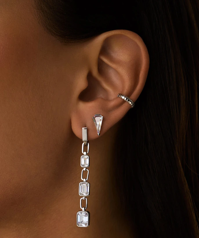 Серебряные серьги-пусеты с фианитами в огранке Грейс