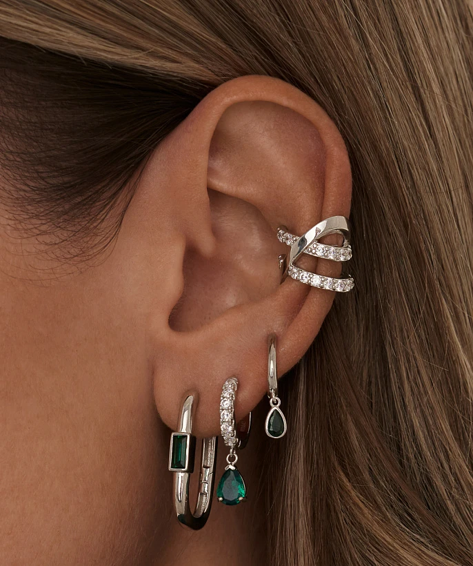 Серебряные серьги-кольца с зелёными фианитами в огранке багет