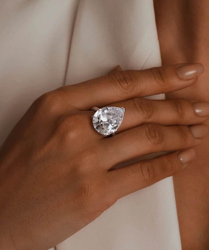 Коктейльное кольцо из серебра с фианитом Груша