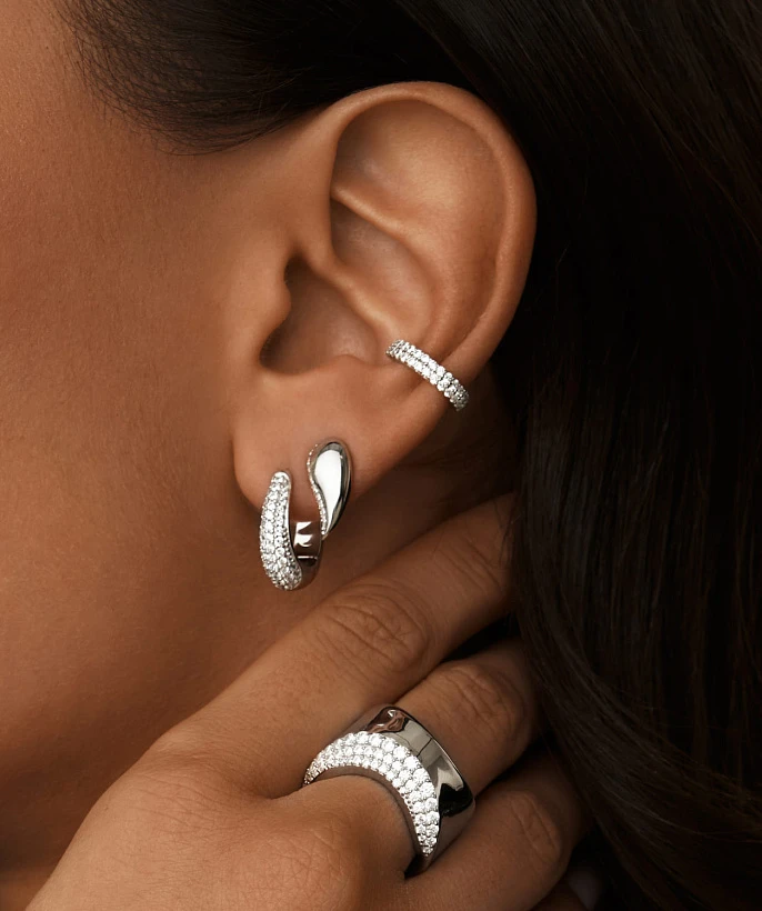 Серебряное широкое кольцо из мятого металла с фианитами 
