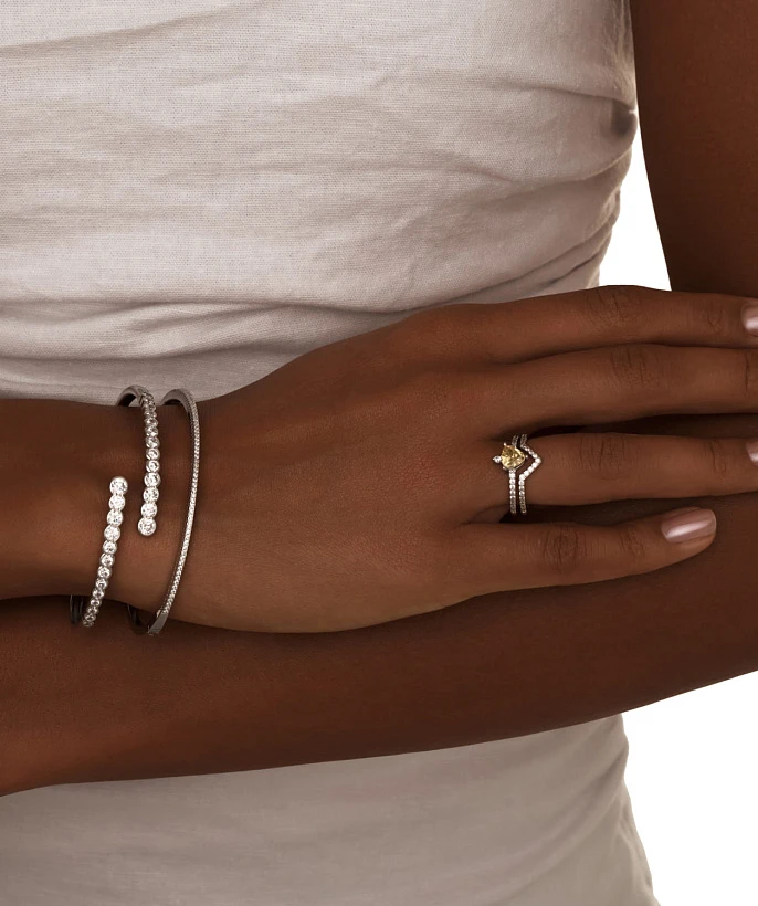 Серебряный жесткий браслет с фианитами в огранке Круг