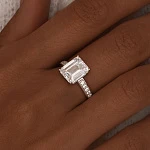 Серебряное кольцо с крупным фианитом Эмеральд и дорожкой камней
