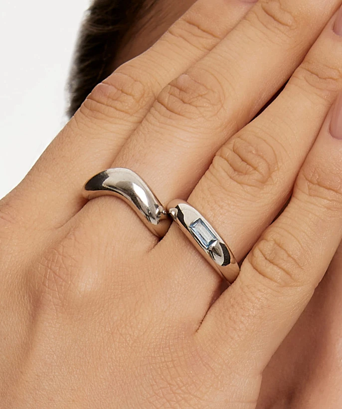 Серебряное кольцо с фианитом в огранке багет MIESTILO