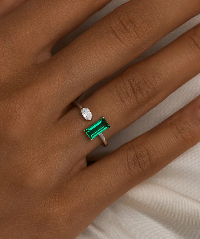 Серебряное кольцо с фианитами MIESTILO