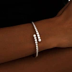 Серебряный жесткий браслет с фианитами в огранке Круг