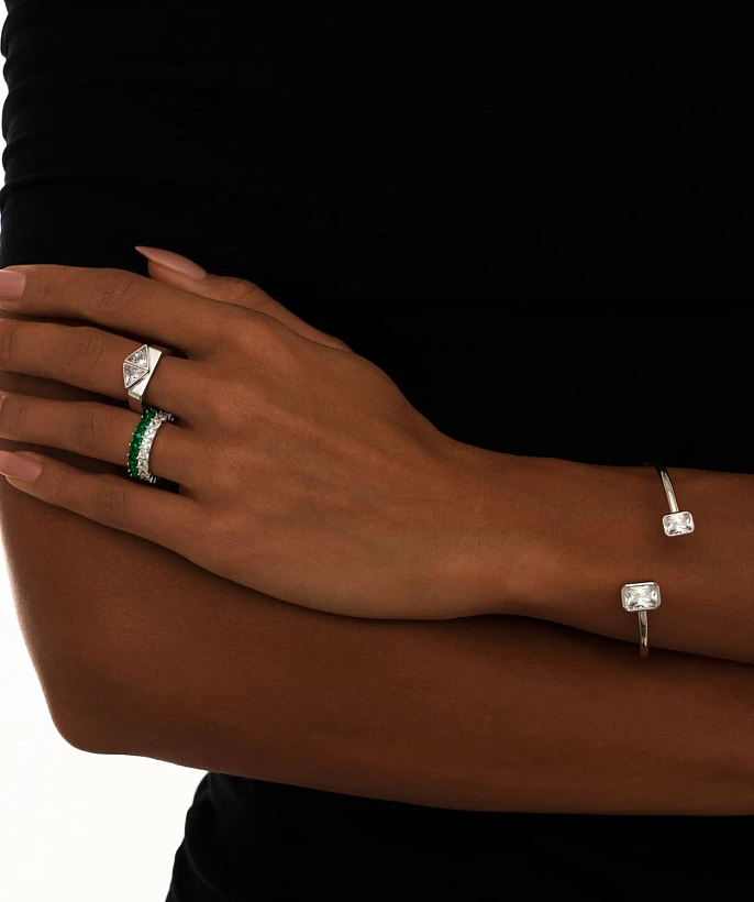 Серебряное двойное кольцо с зелеными и белыми камнями