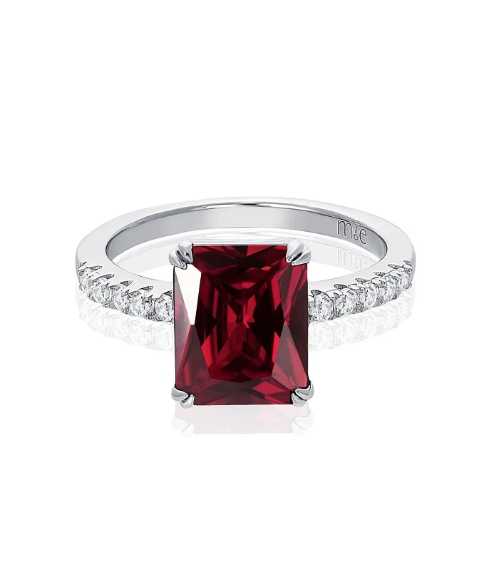 Серебряное кольцо с красным камнем