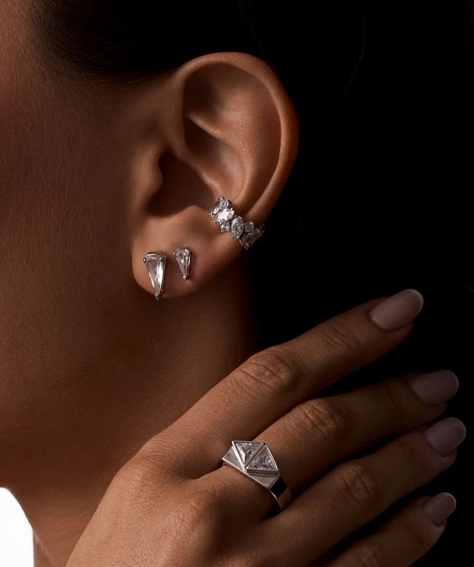 Серебряные серьги-пусеты с фианитами в огранке Грейс