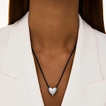 Колье на кожаном шнурке с серебряной подвеской в форме сердца