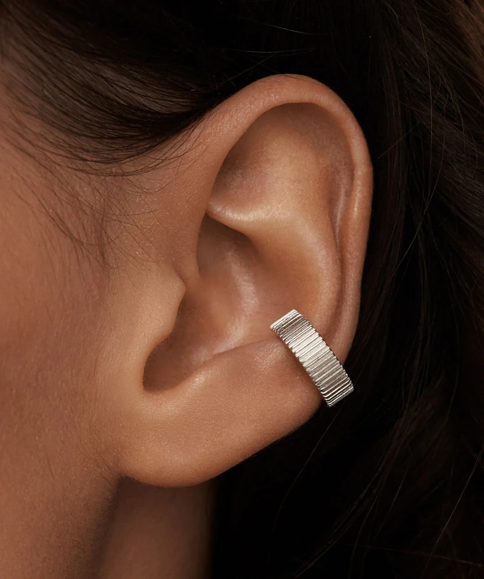 Серебряный кафф без вставок с фактурной поверхностью 