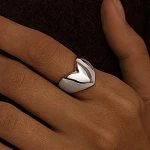 Серебряное регулируемое кольцо в форме сердца MIESTILO