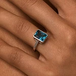 Кольцо ГАЛАТЕЯ из серебра с синим фианитом