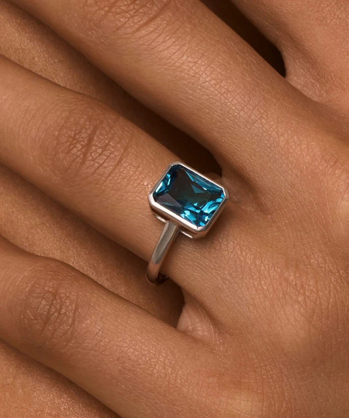 Кольцо ГАЛАТЕЯ из серебра с синим фианитом
