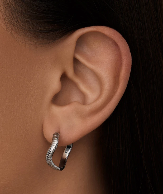 Серебряные серьги-конго с рельефом и волнообразным изгибом MIESTILO 