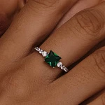 Серебряное кольцо с фианитами MIESTILO