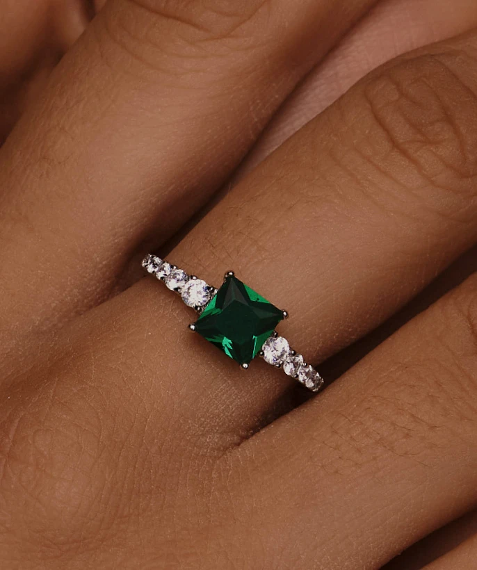 Серебряное кольцо с фианитами MIESTILO