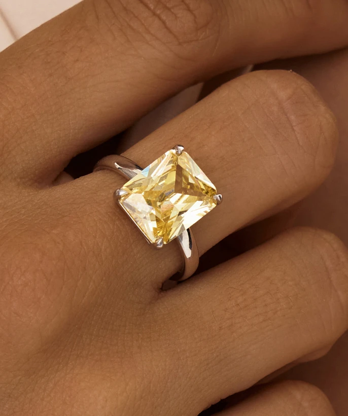 Серебряное кольцо с желтым фианитом в огранке Радиант