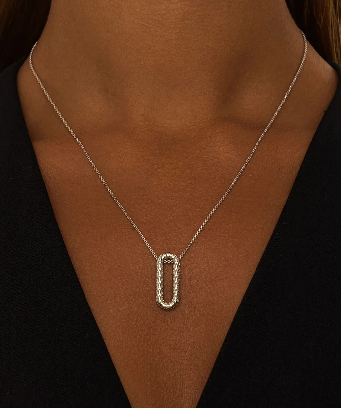 Колье из серебра с фактурным овалом и фианитами