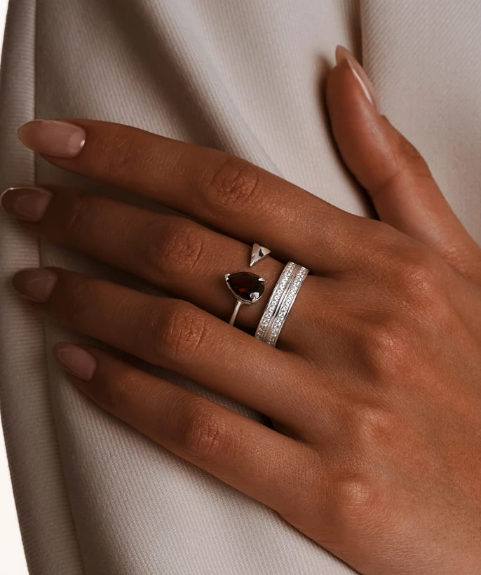 Серебряное кольцо EROS с натуральным гранатом