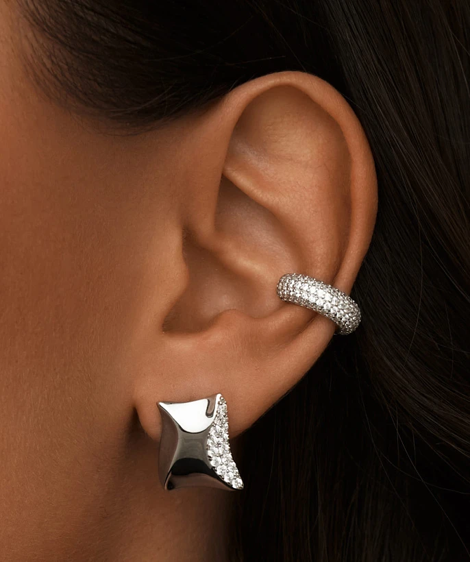 Серебряные серьги из мятого металла с фианитами