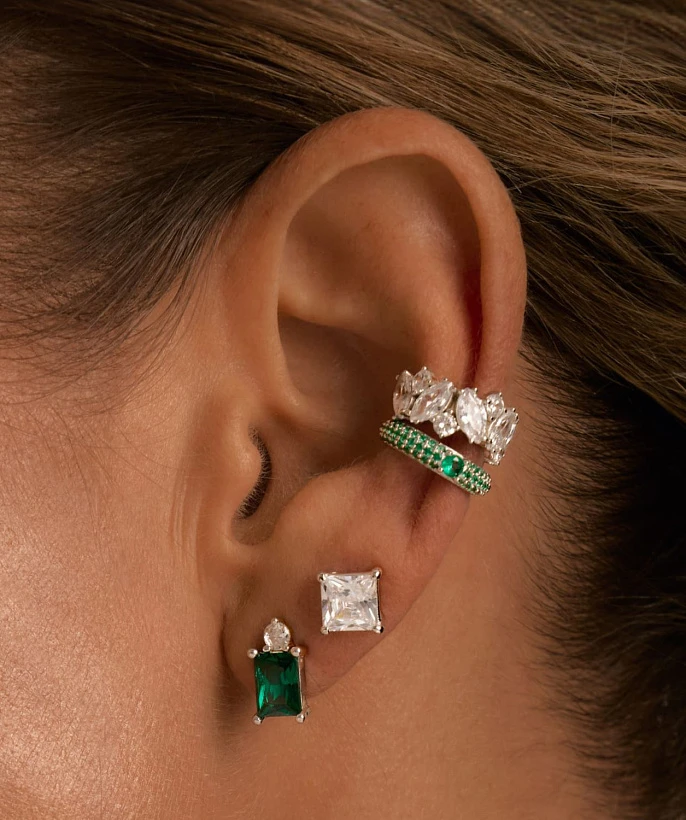 Серебряный кафф с зелеными фианитами