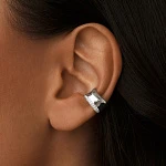 Серебряный кафф из мятого металла с фианитами