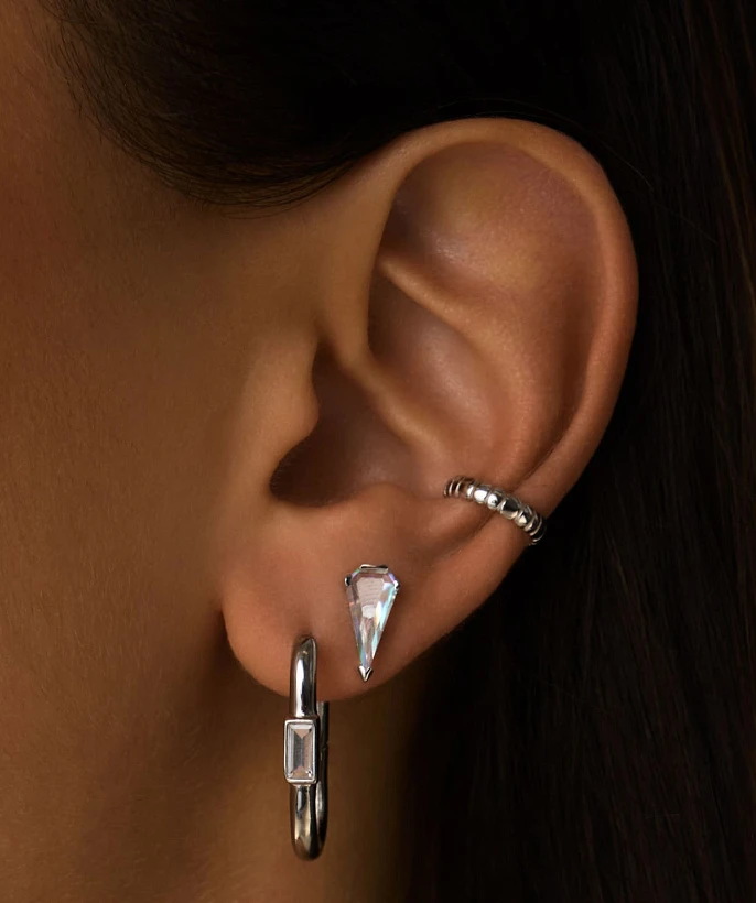 Серебряные серьги-пусеты с фианитами в огранке Грейс