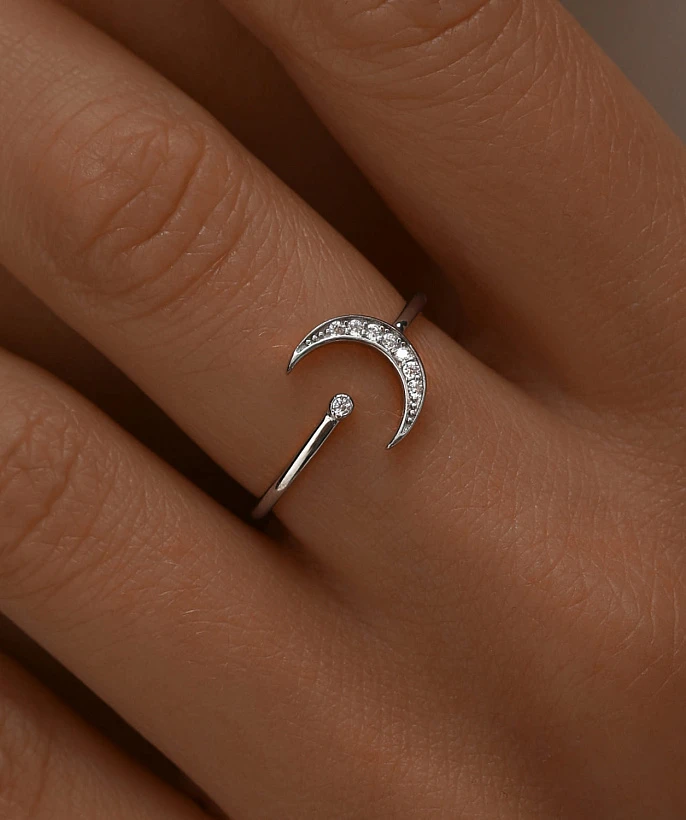 Регулируемое кольцо из серебра с полумесяцем и фианитами MIESTILO 