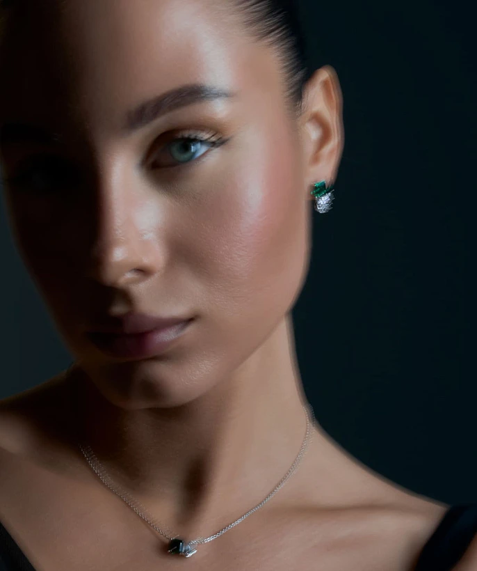 Серебряные серьги ESSENCE с выращенным изумрудом