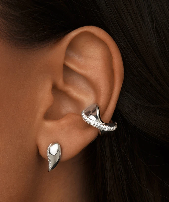 Серебряный кафф кросс из мятого металла с фианитами