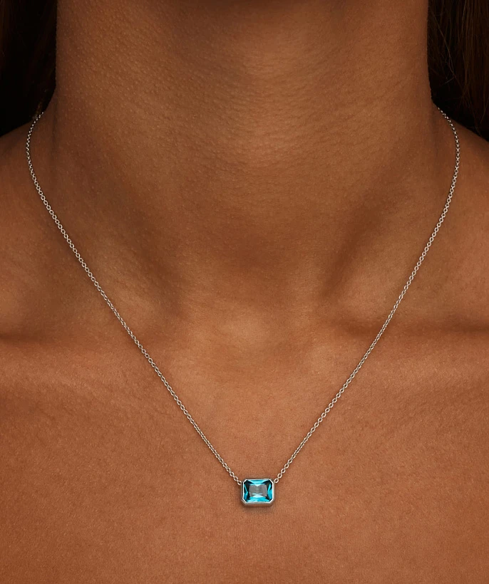 Серебряное колье с синим фианитом