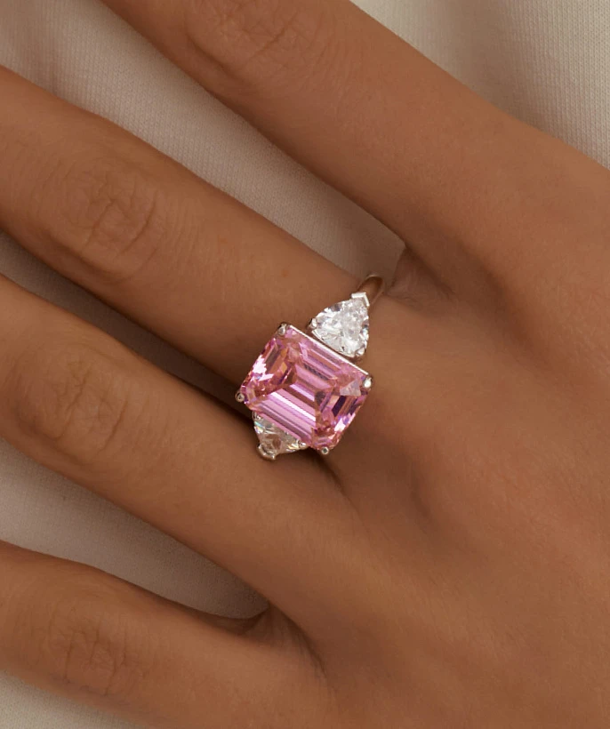 Серебряное крупное кольцо с розовым фианитом